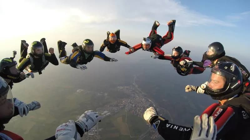 Padalska druščina med skokom s padalom z letala