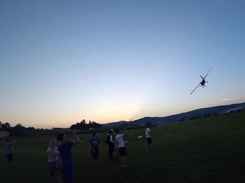 Zaključek padalskega skakalnega dne v Šentvidu pri Stični