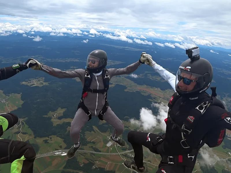 Zabava med prostim padom od skoku s padalom