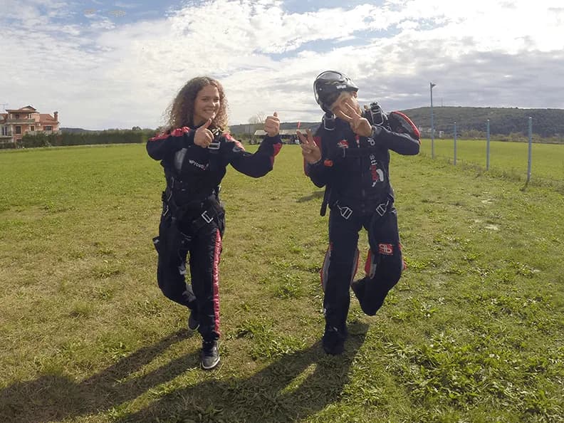 Pot proti letalu, na prvi tandemski skok s padalom