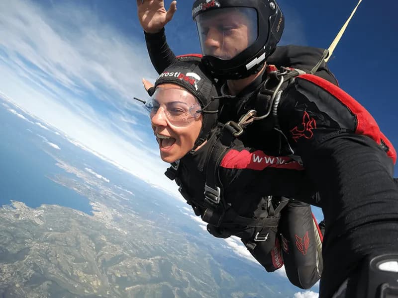 Nora dogodivščina skoka s padalom