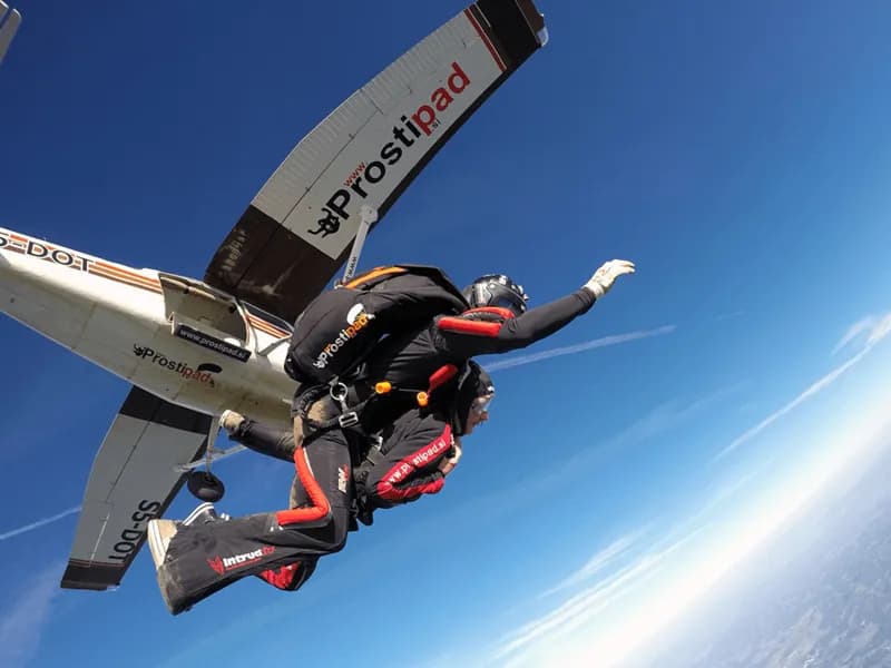Odskok z letala - tandemski skok s padalom