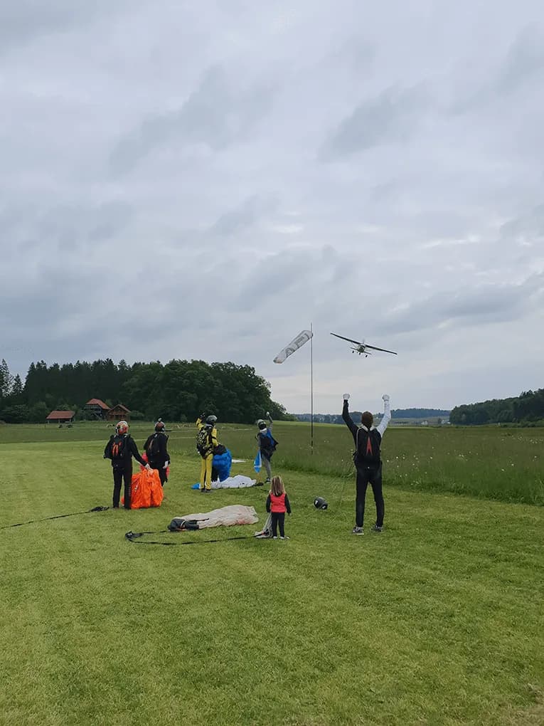 Po uspešnem dnevu skakanja s padalom na letališču