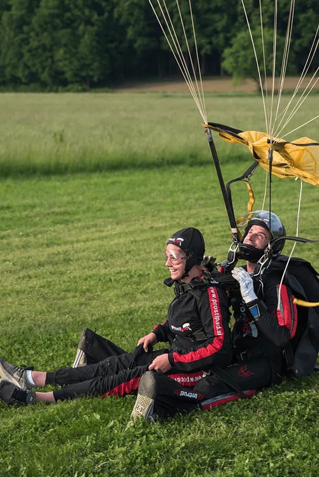 Tandemski skok s padalom v pristanku