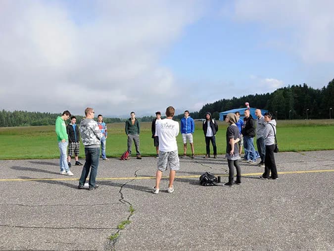 Padalski tečaj - jutranje preverjanje teoretičnega znanja, pred skoki s padalom