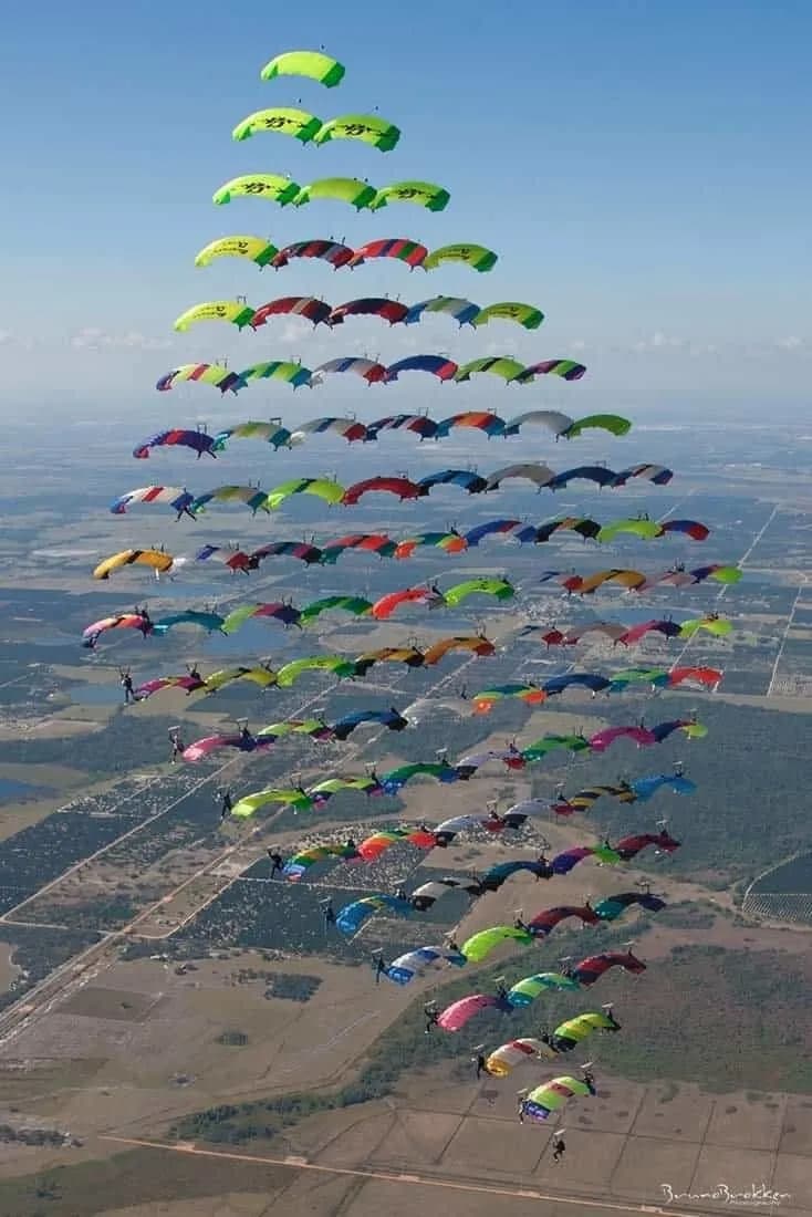 Največja formacija padalcev pod odprtimi padali