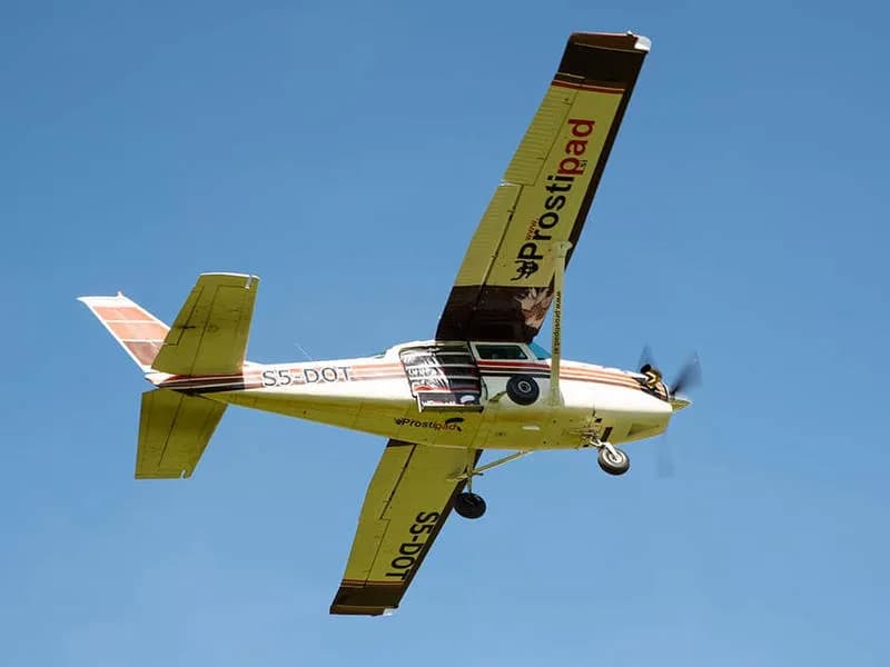 Letalo Cessna 206 PT6 turbine za prevoz padalcev na višino 4000m in višje