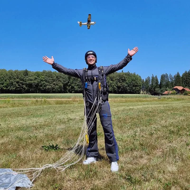 Franko Bajc po opravljenem samostojnem skoku z letala