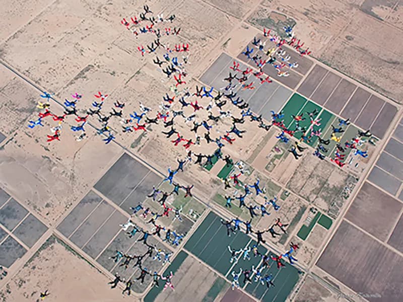 Formacija 200 padalcev v prostem padu - med sodelujočimi Tomaž Hrast