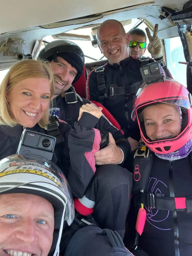 v letalu na poti na skok s padalom