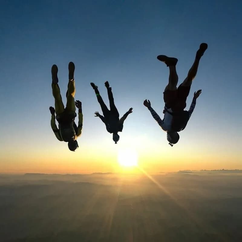 Skakanje s padalom za največjo zabavo.