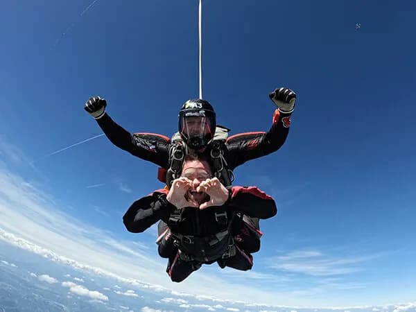 ena sama ljubezen - skok s padalom v tandemu