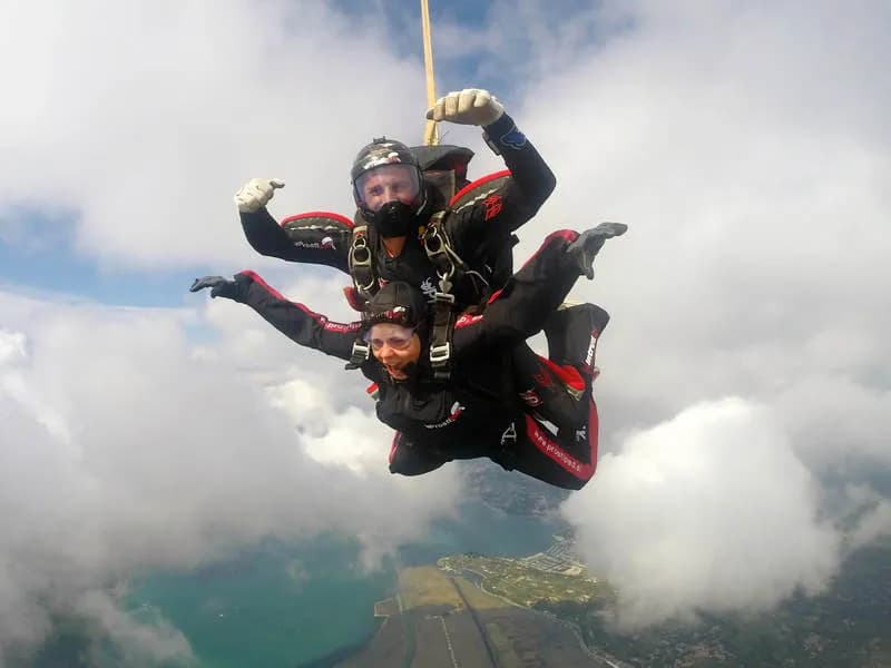 Tandemski skok - občutek hitrosti padanja med oblaki