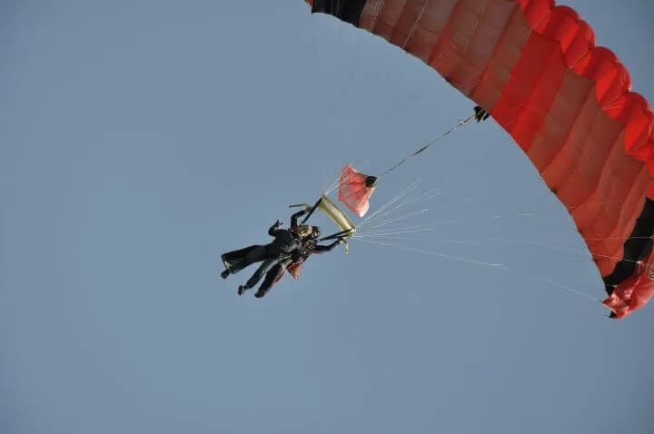 Pristanek po skoku s padalom