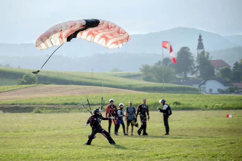 Varen pristanek po skoku s padalom