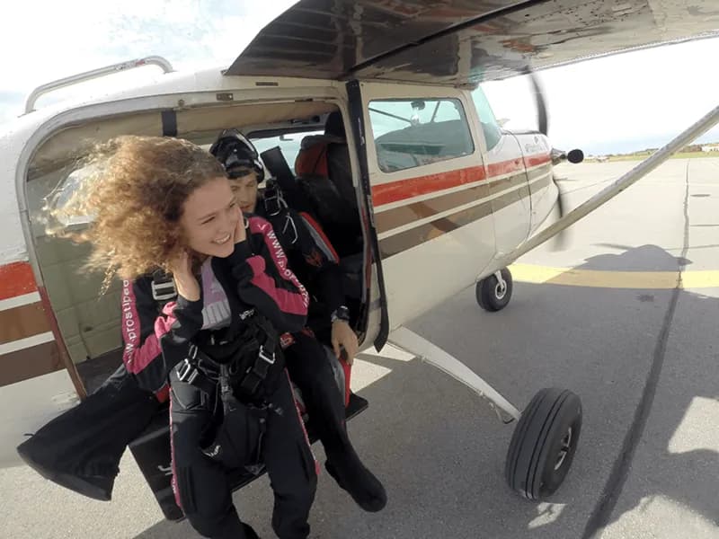 Čusva ob pričakovanju skoka s padalom v tandemu