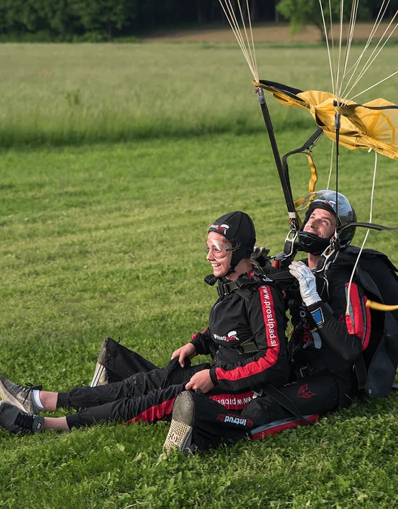 Pristanek po skoku s padalom v tandemu