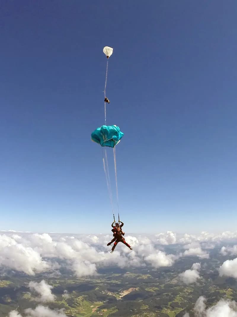 Odpiranje tandemskega padala