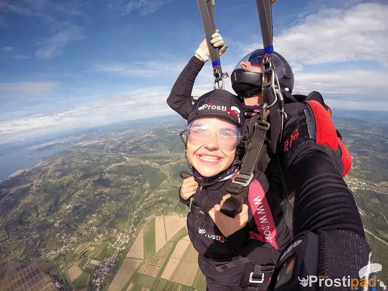 Nasmeh do ušes med odpiranjem padala po skoku v tandemu
