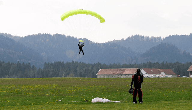 pristanek po uspesnem skoku s padalom